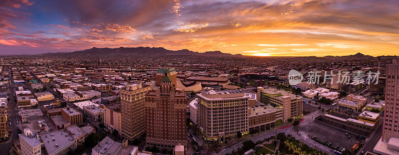 El Paso和Ciudad的多彩日落Juárez